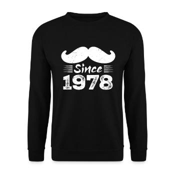 Geschenk zum 46. Geburtstag - Vintage 1978 Schnurrbart - Unisex Pullover - Schwarz - Vorne - Alina (178cm) & Michal (187cm)
