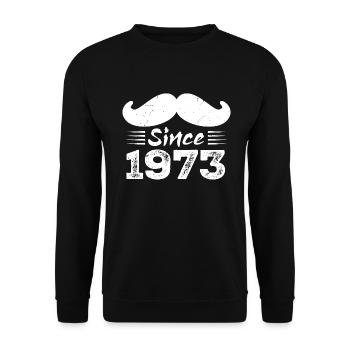 Geschenk zum 51. Geburtstag - Vintage 1973 Schnurrbart - Unisex Pullover - Schwarz - Vorne - Alina (178cm) & Michal (187cm)