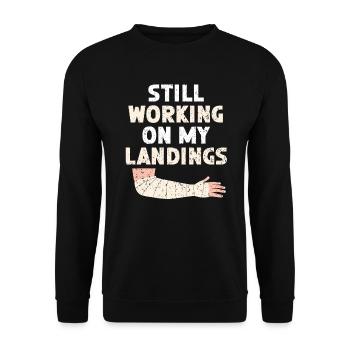 Ich arbeite immer noch an meinen Landungen Broken Hand Verletzung - Unisex Pullover - Schwarz - Vorne - Alina (178cm) & Michal (187cm)