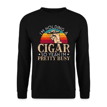 Ich halte eine Zigarre in der Hand, also ja, ich bin ziemlich beschäftigt - Unisex Pullover - Schwarz - Vorne - Alina (178cm) & Michal (187cm)