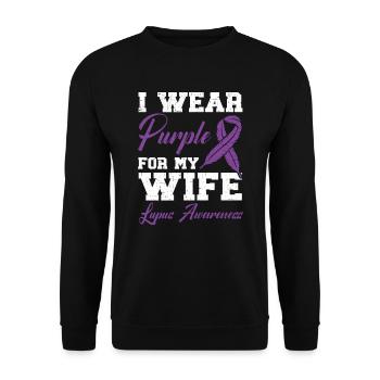 Ich trage Lila für meine Frau Lupus Awareness Support - Unisex Pullover - Schwarz - Vorne - Alina (178cm) & Michal (187cm)