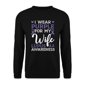 Ich trage Lila für meine Frau Lupus Awareness Support - Unisex Pullover - Schwarz - Vorne - Alina (178cm) & Michal (187cm)