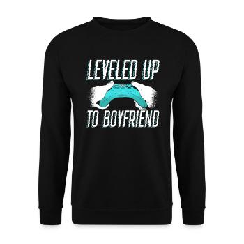 Leveled Up To Boyfriend Couple Valentinstag - Unisex Pullover - Schwarz - Vorne - Alina (178cm) & Michal (187cm)