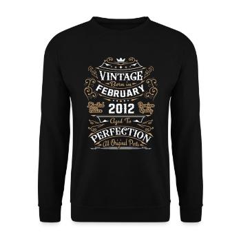 Jahrgang Februar 2012, Retro Geburtstagsgeschenk - Unisex Pullover - Schwarz - Vorne - Alina (178cm) & Michal (187cm)