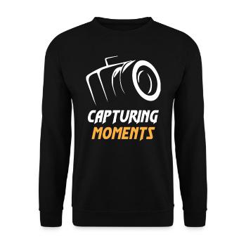 Capturing Moments Camera Photographer - Unisex Pullover - Schwarz - Vorne - Alina (178cm) & Michal (187cm)