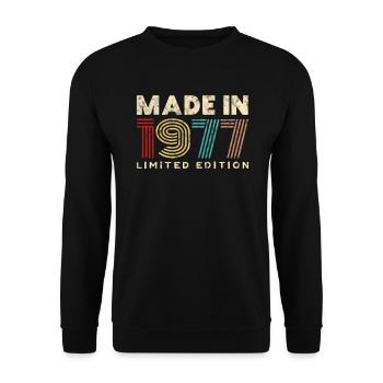 Made In Jahrgang 1977 Geburtstag Geschenk 45 Jahre - Unisex Pullover - Schwarz - Vorne - Alina (178cm) & Michal (187cm)