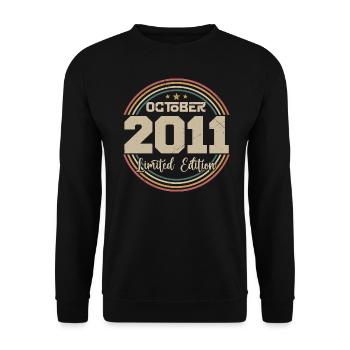Born in October 2011 Retro Anniversary October 2011 - Unisex Sweatshirt - black - Front - Alina (178cm) & Michal (187cm)