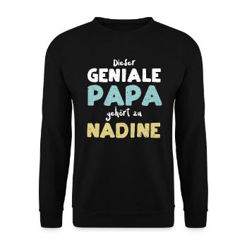 Dieser Geniale Papa Gehört Zu Na... - Unisex Pullover - Schwarz - Vorne - Alina (178cm) & Michal (187cm)
