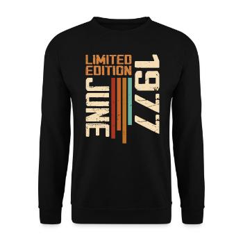 Juni 1977 Geburtstagsgeschenk Juni 1977 Retro 1977 - Unisex Pullover - Schwarz - Vorne - Alina (178cm) & Michal (187cm)