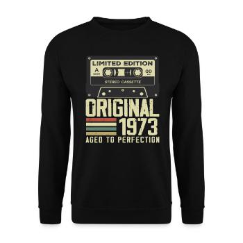51. Jubiläumsgeschenk im Retro-Stil 1973 - Unisex Pullover - Schwarz - Vorne - Alina (178cm) & Michal (187cm)