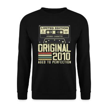 Geschenk zum 14. Jubiläum im Retro-Stil 2010 - Unisex Pullover - Schwarz - Vorne - Alina (178cm) & Michal (187cm)
