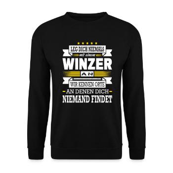 Leg Dich Niemals Mit Einem Winzer An Weinbauer - Unisex Pullover - Schwarz - Vorne - Alina (178cm) & Michal (187cm)