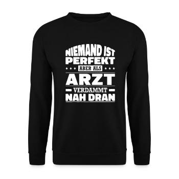 Niemand Ist Perfekt Arzt Prüfung Facharzt Sprüche - Unisex Pullover - Schwarz - Vorne - Alina (178cm) & Michal (187cm)