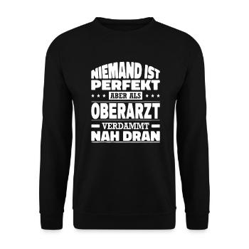 Niemand Ist Perfekt Aber Als Oberarzt Nah Dran - Unisex Pullover - Schwarz - Vorne - Alina (178cm) & Michal (187cm)