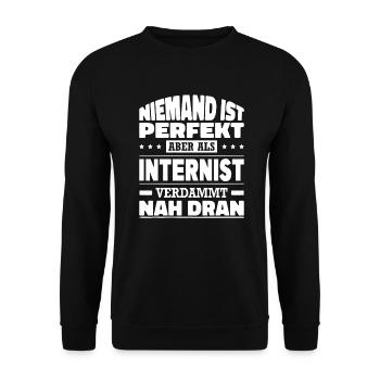 Niemand Ist Perfekt Aber Als Internist Nah Dran - Unisex Pullover - Schwarz - Vorne - Alina (178cm) & Michal (187cm)