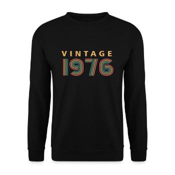 Jahrgang 1976 - Unisex Pullover - Schwarz - Vorne - Alina (178cm) & Michal (187cm)