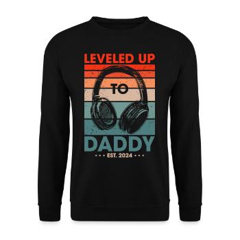 Level Up To Daddy 2024 Gaming Papa Gamer - Unisex Pullover - Schwarz - Vorne - Alina (178cm) & Michal (187cm)