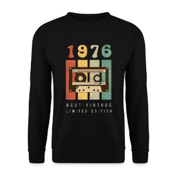 1976 Best Vintage Kassette – 70er Retro Kult Motiv - Unisex Pullover - Schwarz - Vorne - Alina (178cm) & Michal (187cm)