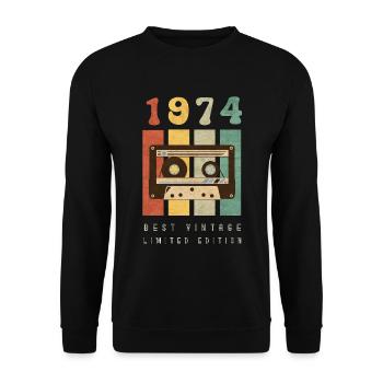 1974 Best Vintage Kassette – 70er Retro Kult Motiv - Unisex Pullover - Schwarz - Vorne - Alina (178cm) & Michal (187cm)