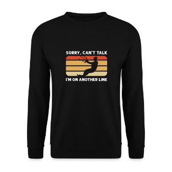 Ich Bin Auf Einer Anderen Linie. Kitesurfen - Unisex Pullover - Schwarz - Vorne - Alina (178cm) & Michal (187cm)