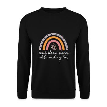 Kann beim Fußwaschen keine Steine werfen - Unisex Pullover - Schwarz - Vorne - Alina (178cm) & Michal (187cm)