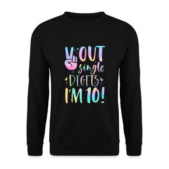 Peace Out Einstellige Zahlen Ich bin 10 Jahre alt - Unisex Pullover - Schwarz - Vorne - Alina (178cm) & Michal (187cm)