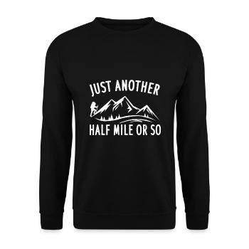 Nur noch eine halbe Meile oder so - lustiges Wandern - Unisex Pullover - Schwarz - Vorne - Alina (178cm) & Michal (187cm)