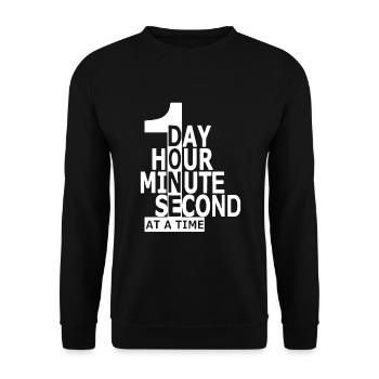 Ein Tag, Stunde, Minute, Sekunde nach dem anderen - Unisex Pullover - Schwarz - Vorne - Alina (178cm) & Michal (187cm)
