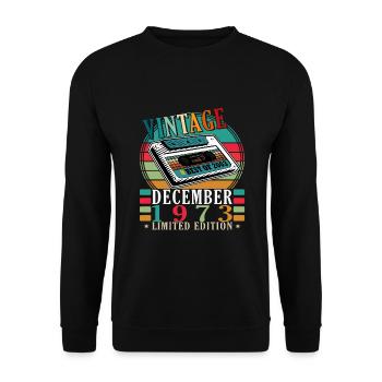 December 1973 Vintage Birthday Vintage Gift - Unisex Sweatshirt - black - Front - Alina (178cm) & Michal (187cm)