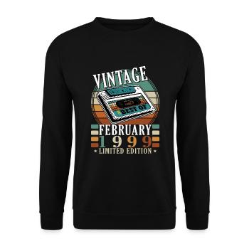 1999 Februar Geschenkidee Retro - Unisex Pullover - Schwarz - Vorne - Alina (178cm) & Michal (187cm)