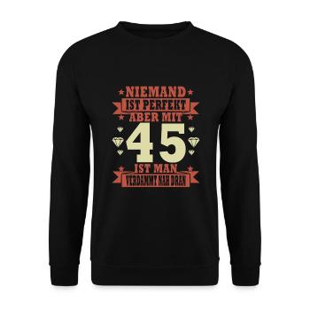 Niemand ist perfekt. Aber mit 45 ist man nah dran. - Unisex Pullover - Schwarz - Vorne - Alina (178cm) & Michal (187cm)
