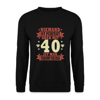 Niemand ist perfekt. Aber mit 40 ist man nah dran. - Unisex Pullover - Schwarz - Vorne - Alina (178cm) & Michal (187cm)