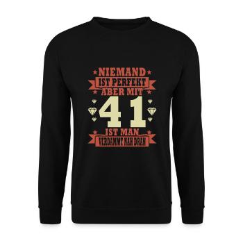Niemand ist perfekt. Aber mit 41 ist man nah dran. - Unisex Pullover - Schwarz - Vorne - Alina (178cm) & Michal (187cm)