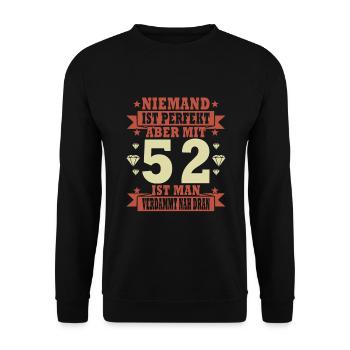 52 Jahre 52. Geburtstag lustiger Spruch Geschenk - Unisex Pullover - Schwarz - Vorne - Alina (178cm) & Michal (187cm)
