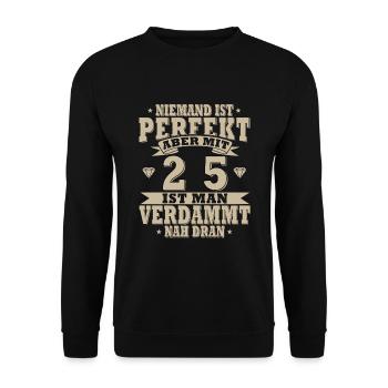 25. Geburtstag 25 Jahre 1999 Jahrgang Geschenk - Unisex Pullover - Schwarz - Vorne - Alina (178cm) & Michal (187cm)
