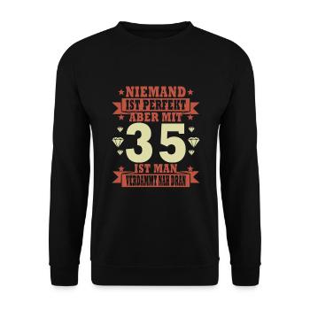 Niemand ist perfekt. Aber mit 35 ist man nah dran. - Unisex Pullover - Schwarz - Vorne - Alina (178cm) & Michal (187cm)