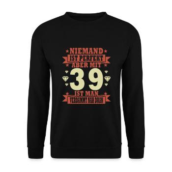 Niemand ist perfekt. Aber mit 39 ist man nah dran. - Unisex Pullover - Schwarz - Vorne - Alina (178cm) & Michal (187cm)