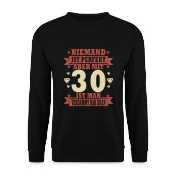 Niemand ist perfekt. Aber mit 30 ist man nah dran. - Unisex Pullover - Schwarz - Vorne - Alina (178cm) & Michal (187cm)