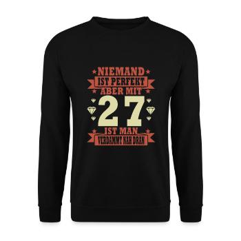 Niemand ist perfekt. Aber mit 27 ist man nah dran. - Unisex Pullover - Schwarz - Vorne - Alina (178cm) & Michal (187cm)