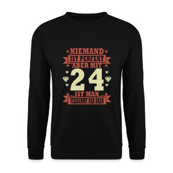 Niemand ist perfekt. Aber mit 24 ist man nah dran. - Unisex Pullover - Schwarz - Vorne - Alina (178cm) & Michal (187cm)