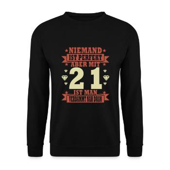 Niemand ist perfekt. Aber mit 21 ist man nah dran. - Unisex Pullover - Schwarz - Vorne - Alina (178cm) & Michal (187cm)