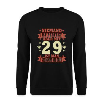 Niemand ist perfekt. Aber mit 29 ist man nah dran. - Unisex Pullover - Schwarz - Vorne - Alina (178cm) & Michal (187cm)