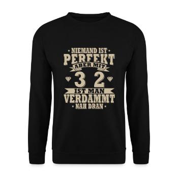 Niemand ist perfekt. Aber mit 32 ist man nah dran. - Unisex Pullover - Schwarz - Vorne - Alina (178cm) & Michal (187cm)