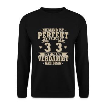 Niemand ist perfekt. Aber mit 33 ist man nah dran. - Unisex Pullover - Schwarz - Vorne - Alina (178cm) & Michal (187cm)