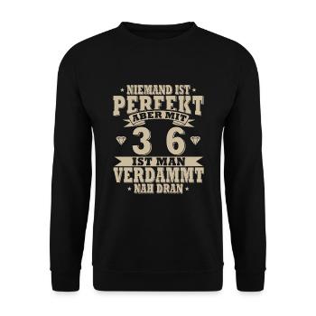 Niemand ist perfekt. Aber mit 36 ist man nah dran. - Unisex Pullover - Schwarz - Vorne - Alina (178cm) & Michal (187cm)