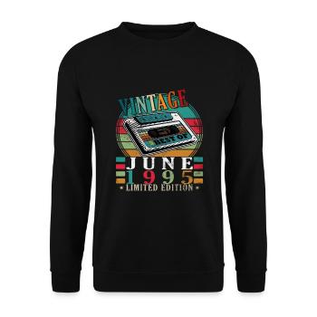30. Geburtstag Geschenk Mann Kassette Juni 1995 - Unisex Pullover - Schwarz - Vorne - Alina (178cm) & Michal (187cm)