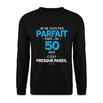 Anniversaire 50 ans - Pas parfait mais j'ai 50 ans - Sweat-shirt Unisexe - noir - Devant - Alina (178cm) & Michal (187cm)