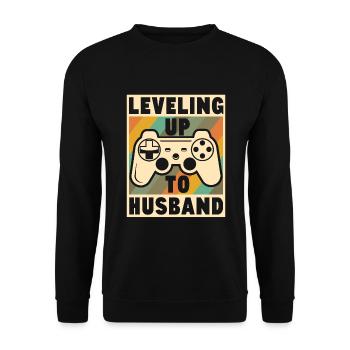 Leveling up to Husband Geschenk Junggeselle - Unisex Pullover - Schwarz - Vorne - Alina (178cm) & Michal (187cm)