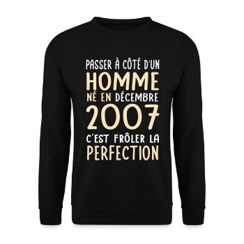 Anniversaire 18 ans - Né en Décembre 2007 - Sweat-shirt Unisexe - noir - Devant - Alina (178cm) & Michal (187cm)