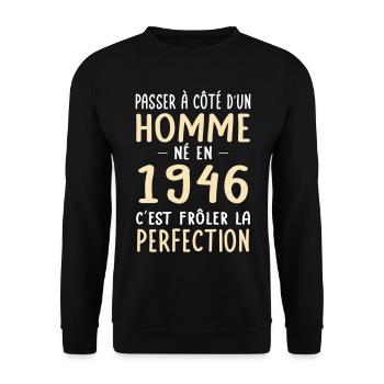 Né en 1946 – Frôler la perfection  - Sweat-shirt Unisexe - noir - Devant - Alina (178cm) & Michal (187cm)